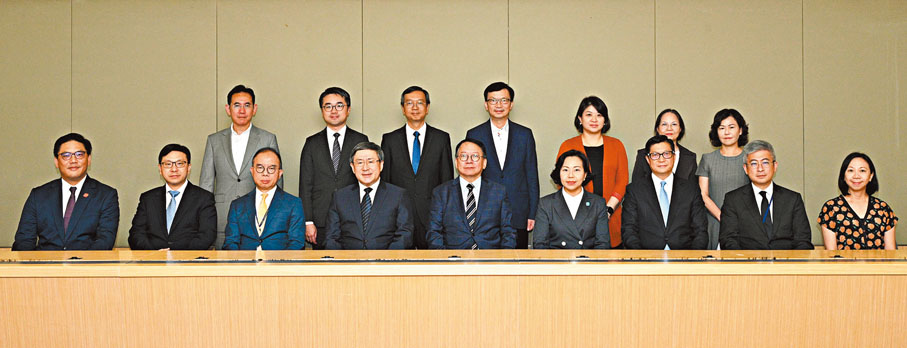 ◆地區治理領導委員會昨日下午舉行第一次會議，陳國基（前排中）、卓永興（前排左四）、麥美娟（前排右四）和其他委員在會議前合照。