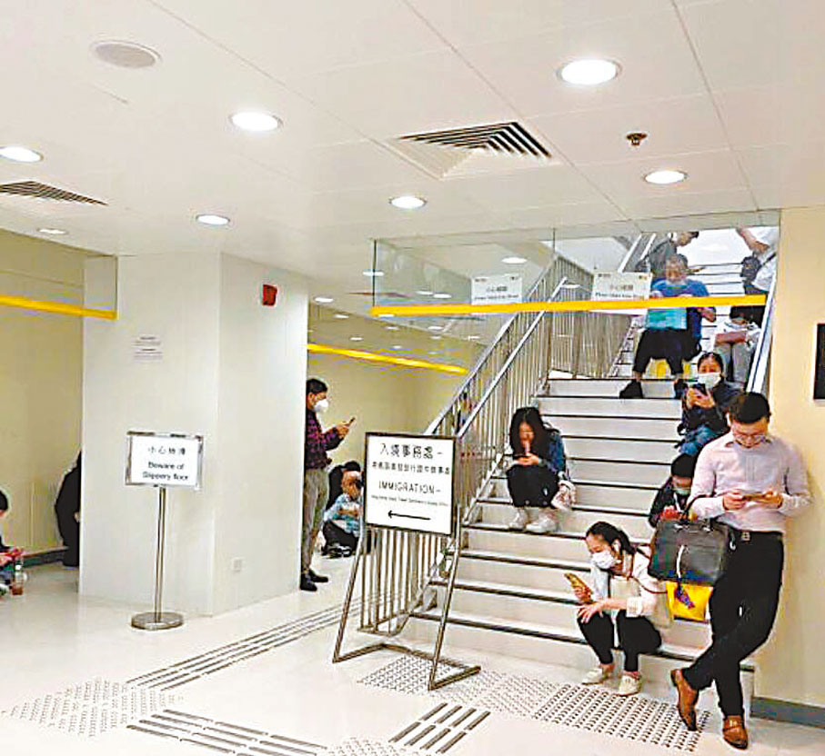 ◆市民近日在入境處各辦事處通宵排隊輪候「即日籌」，辦理各類旅行證件。網上圖片