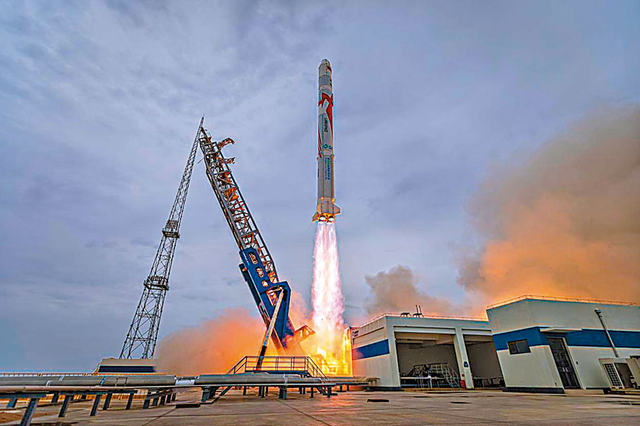 ◆7月12日，由藍箭航天自主研製的朱雀二號遙二液氧甲烷運載火箭，在酒泉衛星發射中心發射升空。受訪者供圖
