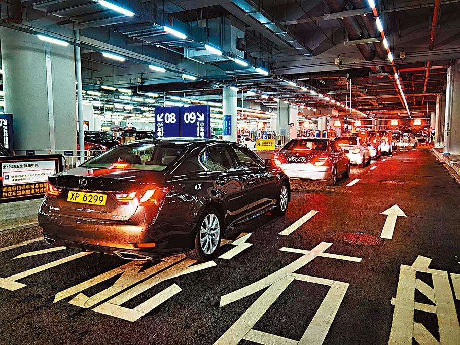 ◆目前港澳單牌車通關量佔港珠澳大橋珠海口岸每日客車通關總量的50%以上。圖為口岸通關現場。香港文匯報珠海傳真