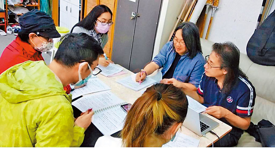 ◆陳善之與吳國亮等團隊成員商討演出細節。