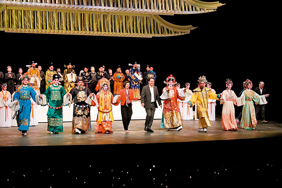 ◆香港特別行政區政務司司長陳國基伉儷特別到場觀賞《帝女花》專業版，並上台與劇組謝幕。