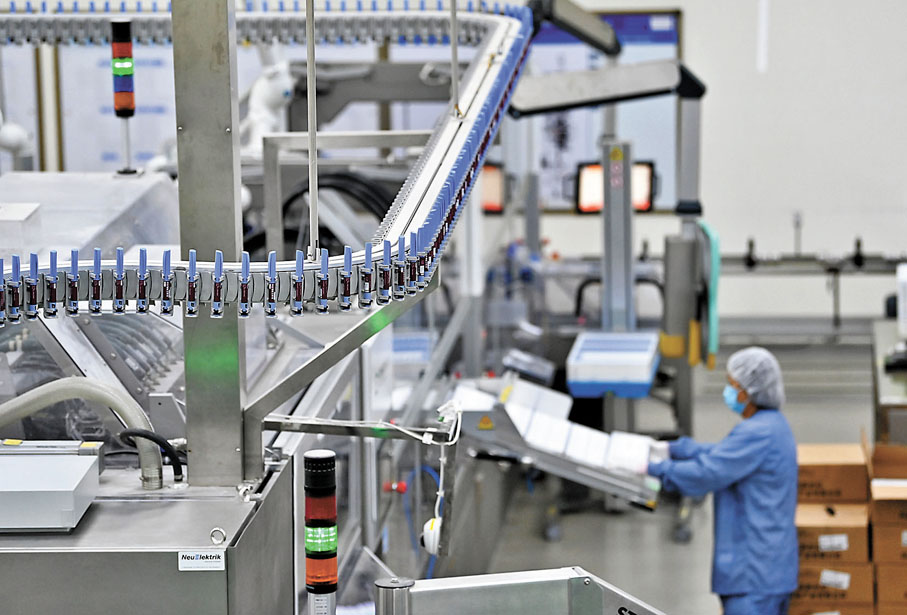 ◆在醫藥研究之中，化學家需要探索不同結構化學物的醫藥效能，以找出有效率生產該種化學物方法。圖為藥廠生產成藥。 資料圖片