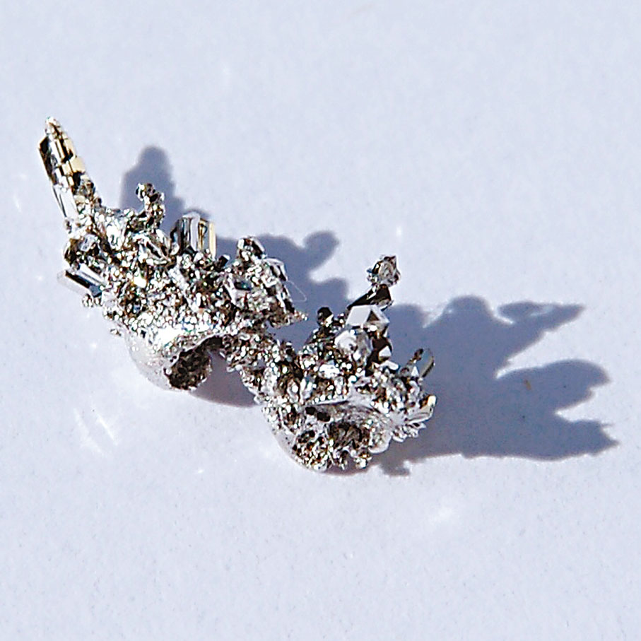 ◆鈀這種金屬可以作為催化劑，修改碳原子之間的化學鍵。 網上圖片