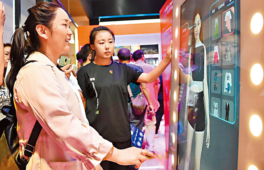 ◆人臉識別技術為尋找失蹤人口的調查提供了新方向。圖為一智能科技展上，觀眾在體驗人臉識別技術。資料圖片