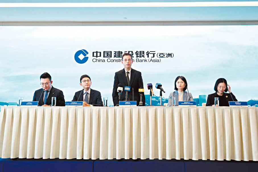 ◆ 張駿（中）表示，建行（亞洲）以「全球撮合家」為基礎，構建金融服務新渠道，實現從傳統「支付中介」、「信用中介」到「信息中介」，從供給和需求的角度進行「需求撮合」和「商機推薦服務」。香港文匯報記者涂穴 攝