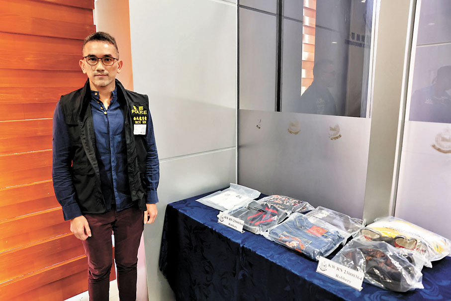 ◆ 警方講述偵破本月6日尖沙咀麼地道錶行劫案詳情及展示檢獲證物。 香港文匯報記者劉友光  攝