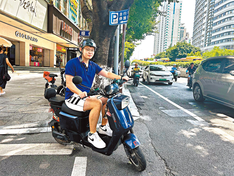◆在廣州工作的港青王嘉俊每天都要騎行電動單車上下班。香港文匯報記者敖敏輝　攝