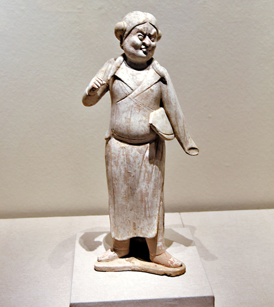 ◆長安西市胡人雲集，圖為唐代時尚的挎包胡人俑。