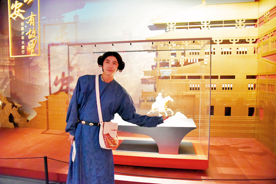 ◆以「唐三彩騰空馬」上藍衣少年為原型的「長安有故里—絲路少年大唐行」展在西安展出。