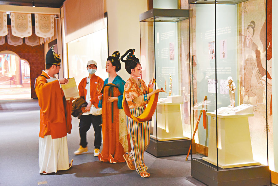 ◆展覽現場多人身着唐裝，猶如穿越。