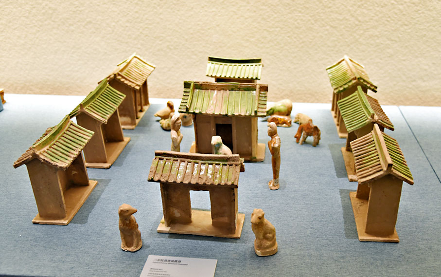 ◆一九九五年出土於西安的唐三彩院落建築模型。