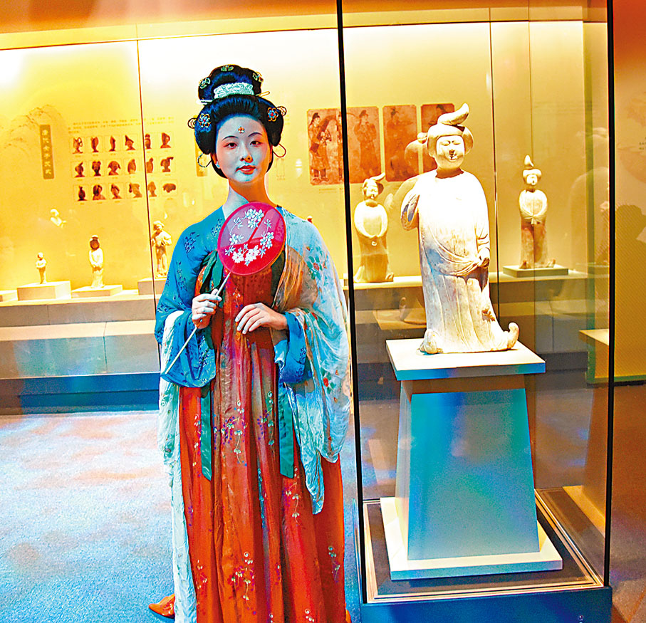 ◆古今盛裝麗人相知相會。