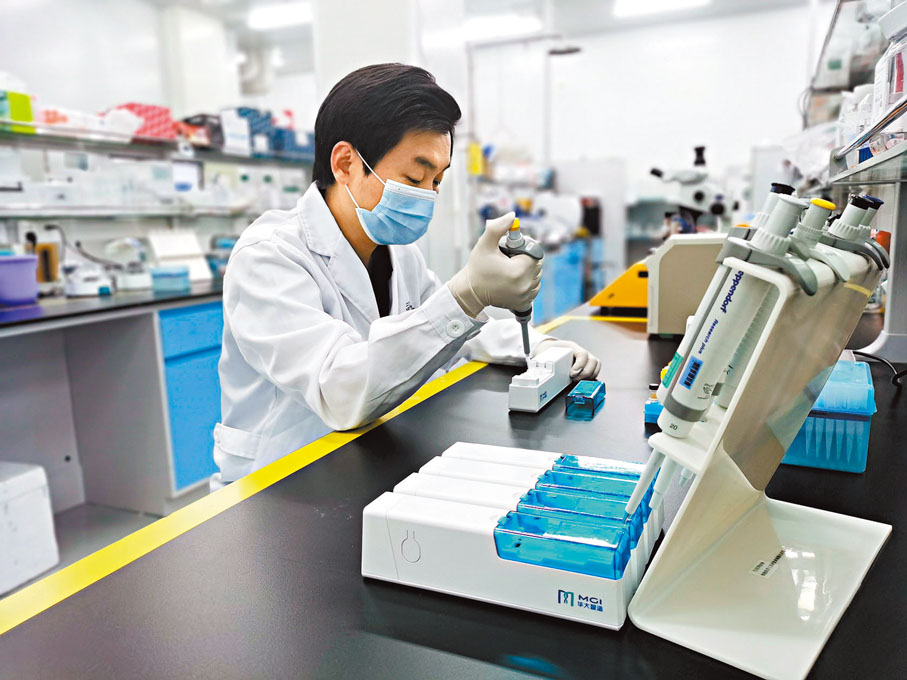 ◆ 華大科研人員正使用DNBelab C4系統。香港文匯報記者郭若溪  攝