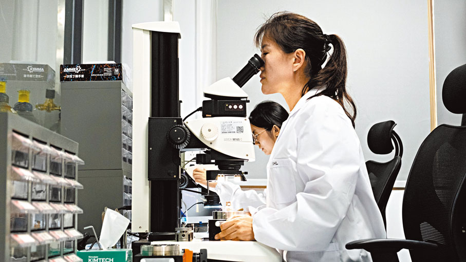 ◆ 論文共同第一作者、中山大學物理學院特聘副研究員孫華蕾在進行實驗。香港文匯報廣州傳真