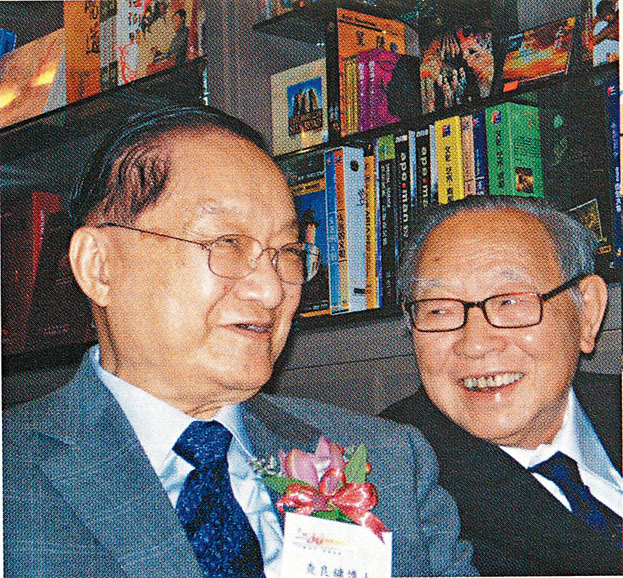 ◆2006年12月，金庸與梁羽生（右）曾於公開活動上聚首。資料圖片