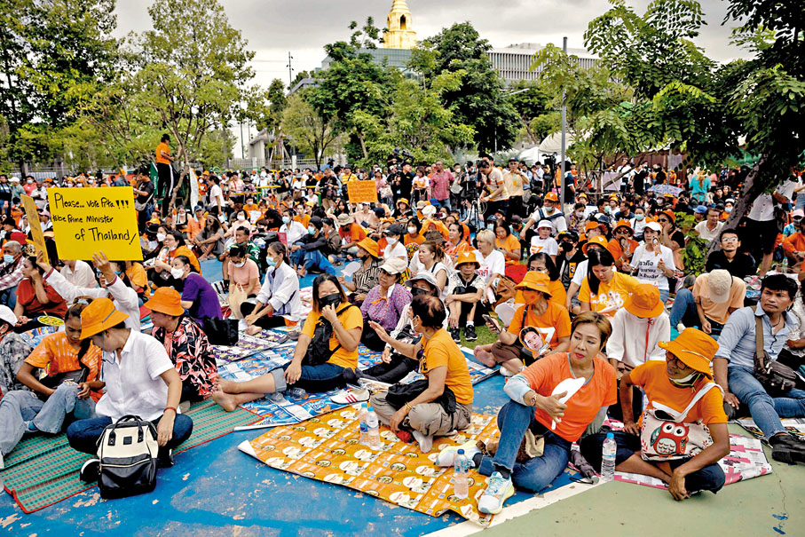 ◆前進黨支持者聚集國會附近，等候投票結果。 法新社