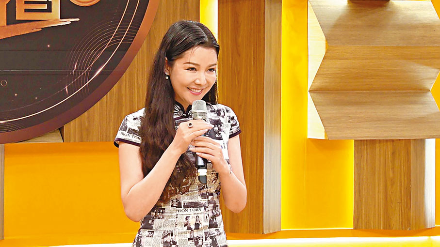 ◆以旗袍上陣嘅鍾維把聲似足鄧麗君。