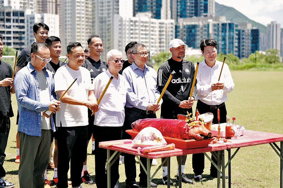◆東方昨日拜神，祈求新球季事事順利、馬到成功。