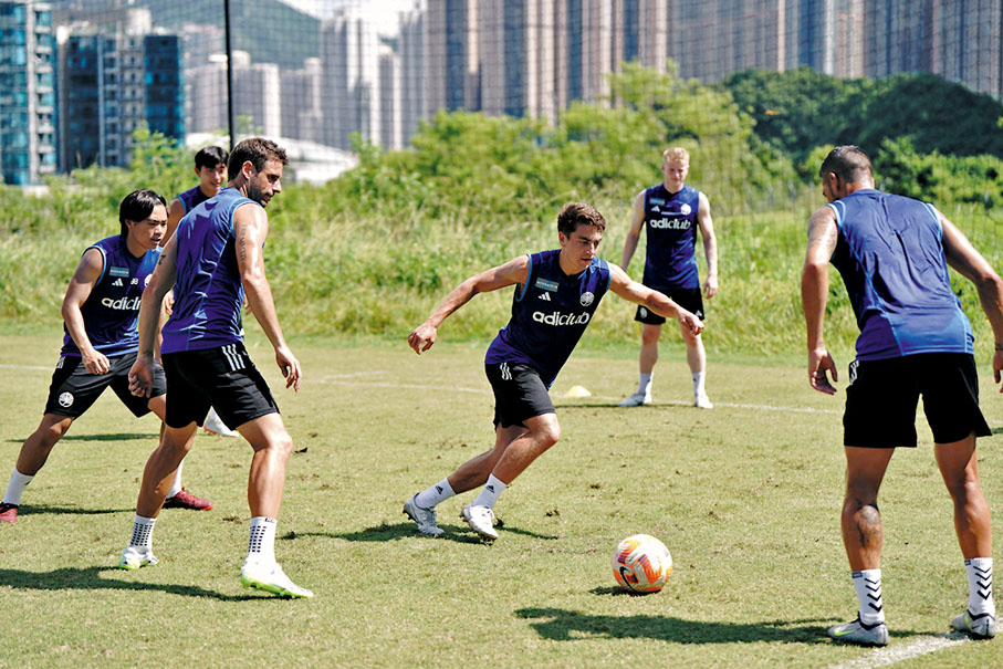 ◆來自澳洲的試腳中場Dominic Johns（中）表現活躍。