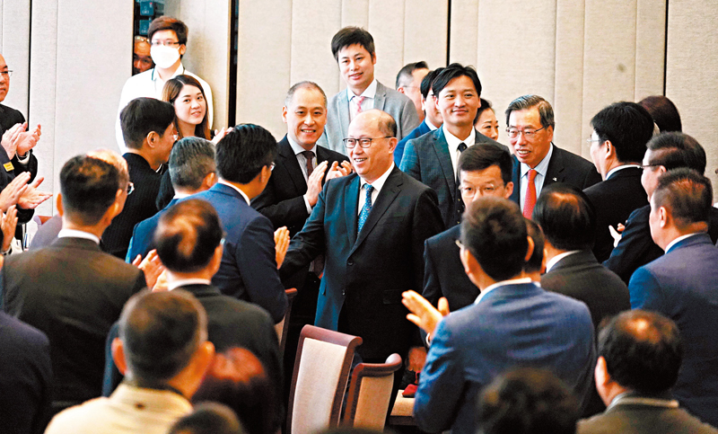 ◆ 香港中聯辦主任鄭雁雄昨日應邀出席香港立法會午餐會。圖為鄭雁雄與立法會議員親切握手交流。 香港文匯報記者曾興偉 攝