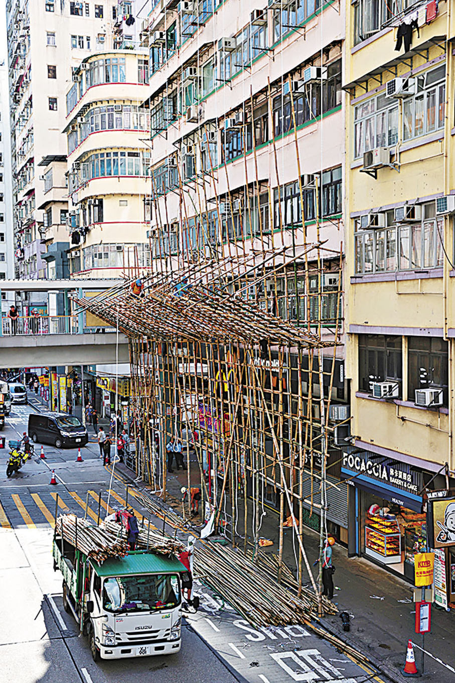 ◆旺角寶安大廈早前4天內兩度石屎剝落，被揭發早於9年前已接到屋宇署強制驗樓令，但一直沒有履行，引起公眾關注舊樓保養問題。 資料圖片