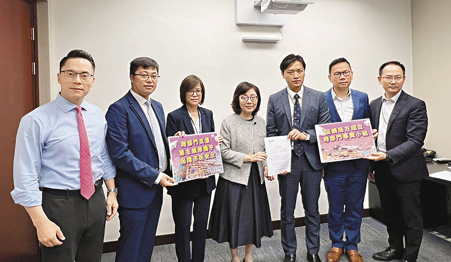 ◆民建聯議員向發展局局長甯漢豪與屋宇署署長余寶美遞交建議信。