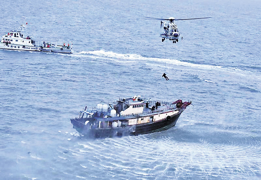 ◆在早前的打擊走私行動中，特警開展空中索降。 資料圖片