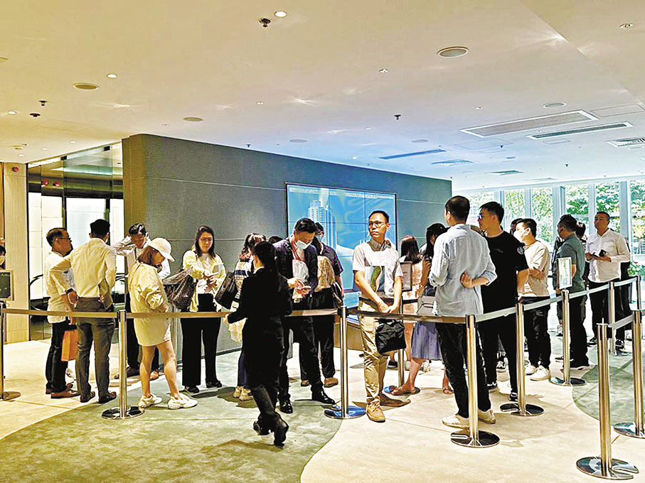 ◆ 黃竹坑站港島南岸海盈山第4A期首輪108伙今日發售，圖為準買家參觀海盈山示範單位。