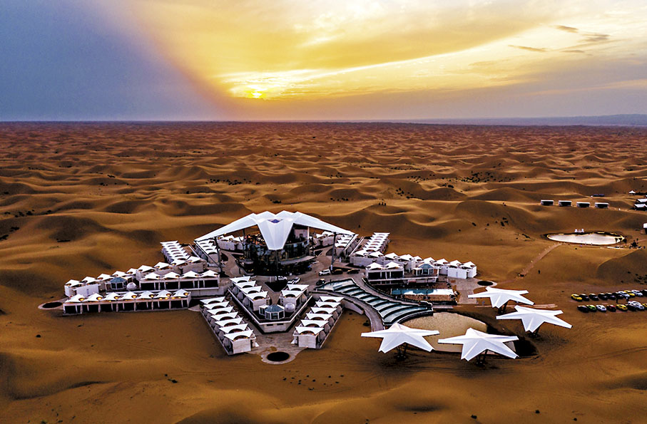 ◆沙漠上，以五角星形狀規劃設計的酒店，從空中俯瞰正形如一顆顆星。