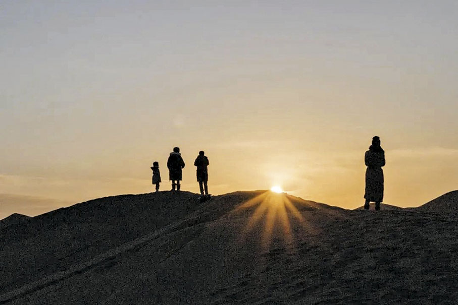 ◆遊客觀賞夕陽西下