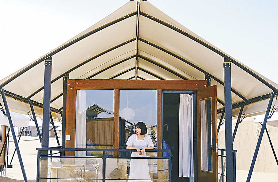 ◆遊客由客房向外眺望