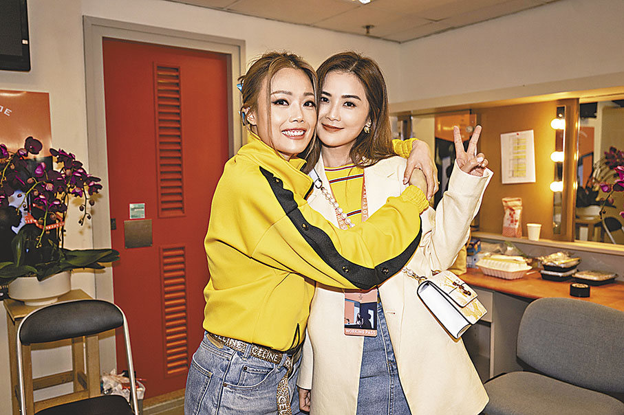 ◆阿Sa(右)前晚也來捧好友場。