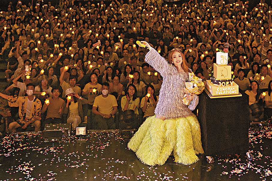 ◆祖兒獲歌迷準備了一個幾層的蛋糕補祝生日。