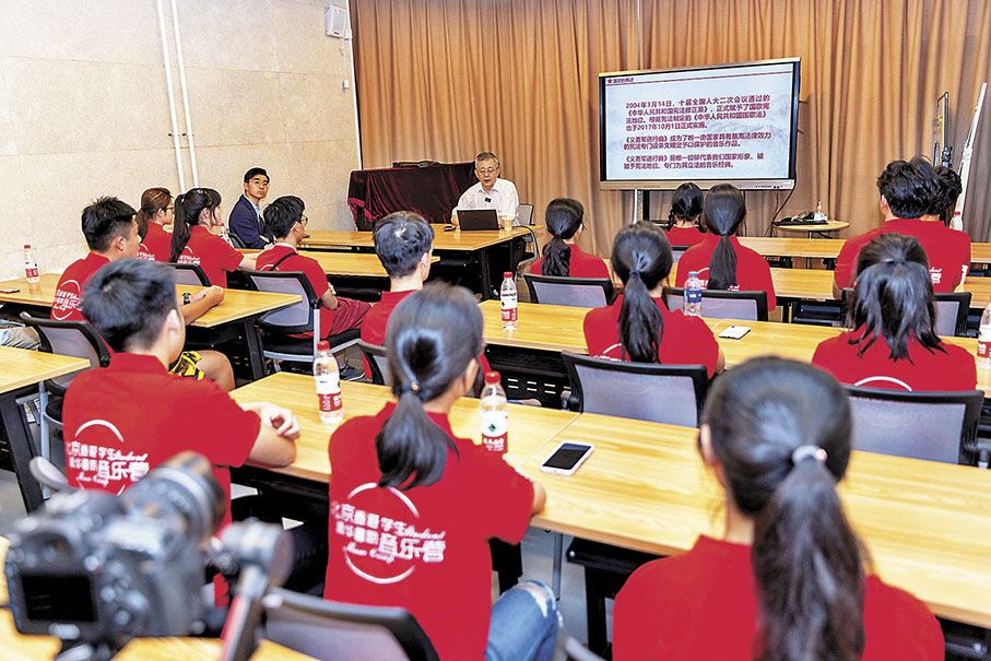 ◆于海為同學們做《我們的國歌》主題授課。 香港文匯報北京傳真