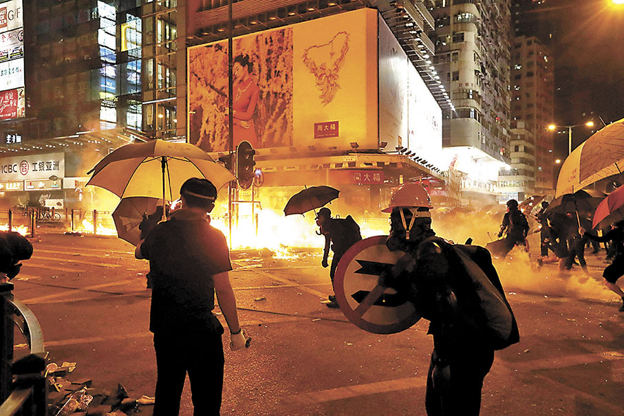 ◆2019年11月18日，近二千名黑暴在油麻地彌敦道一帶打砸燒，攻擊警方防線。 資料圖片