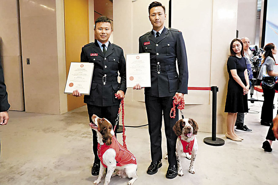 ◆獲獎消防隊員和搜索犬。 Fb圖片