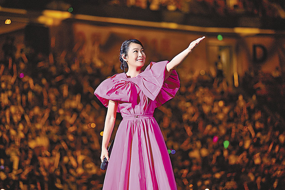 ◆劉若英以桃紅色典雅禮服驚艷亮相。