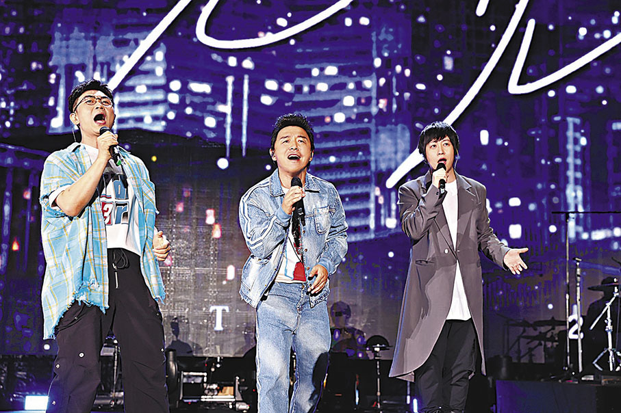 ◆ 左起：大鵬、黃渤與五月天主音阿信合唱《倔強》。