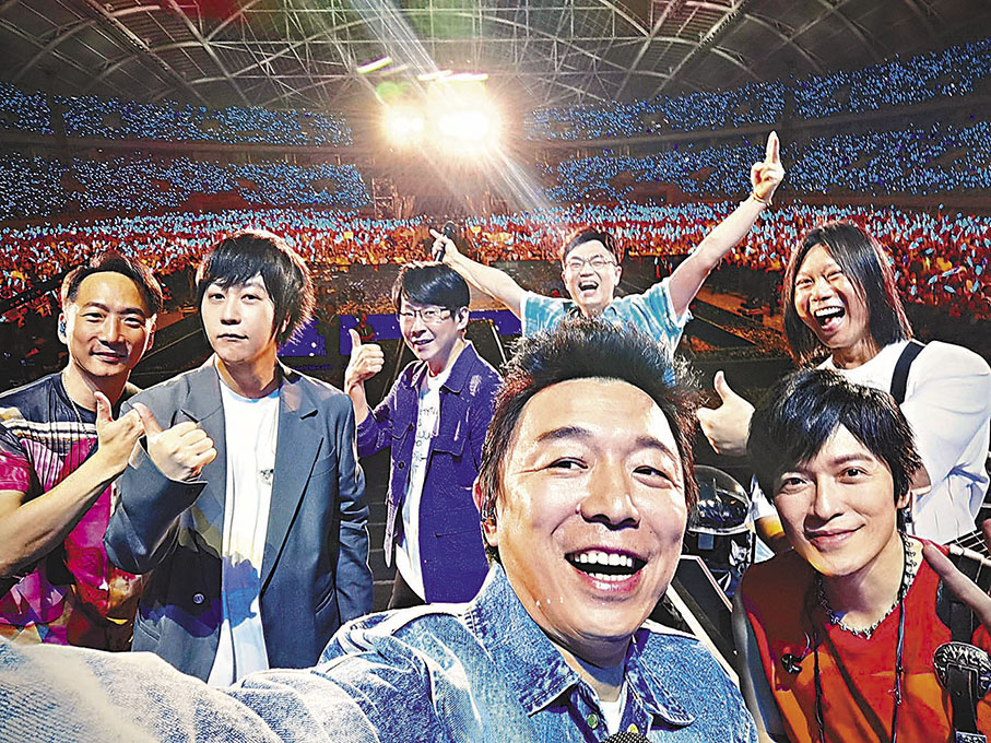 ◆ 黃渤在台上自拍大合照。