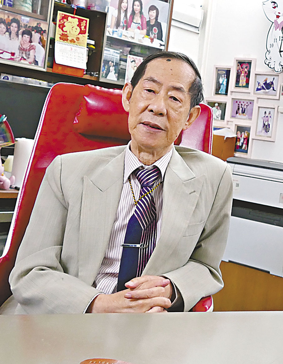 ◆徐藝剛熟悉不少傳統古老劇目，常提供點子讓後輩進行編撰為現代完整演出版本。