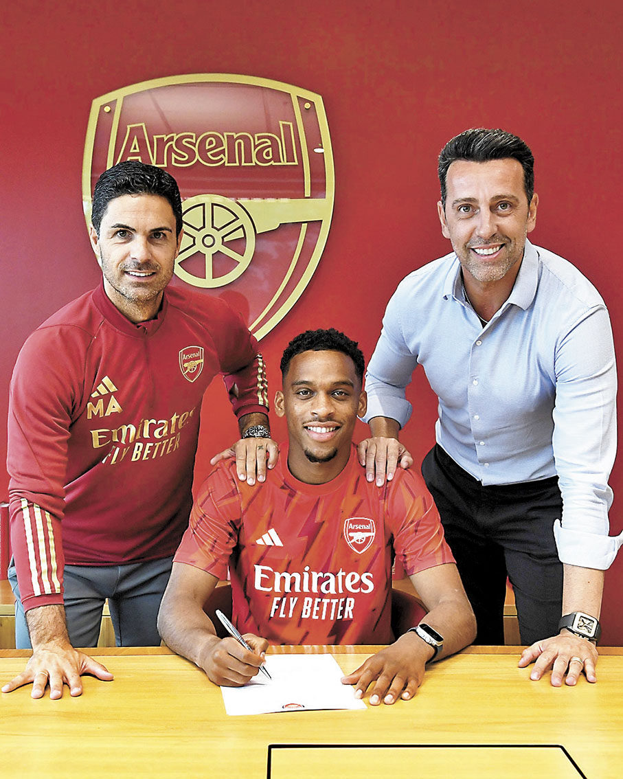 ◆添巴（中）正式與阿仙奴簽約。  阿仙奴官方圖片