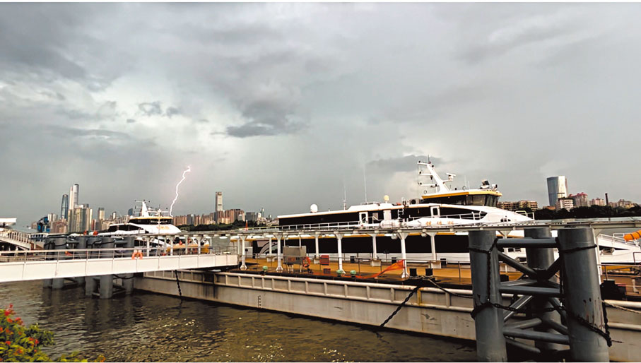 ◆一道閃電劃過廣州琶洲港澳客運碼頭上空。 香港文匯報記者敖敏輝  攝
