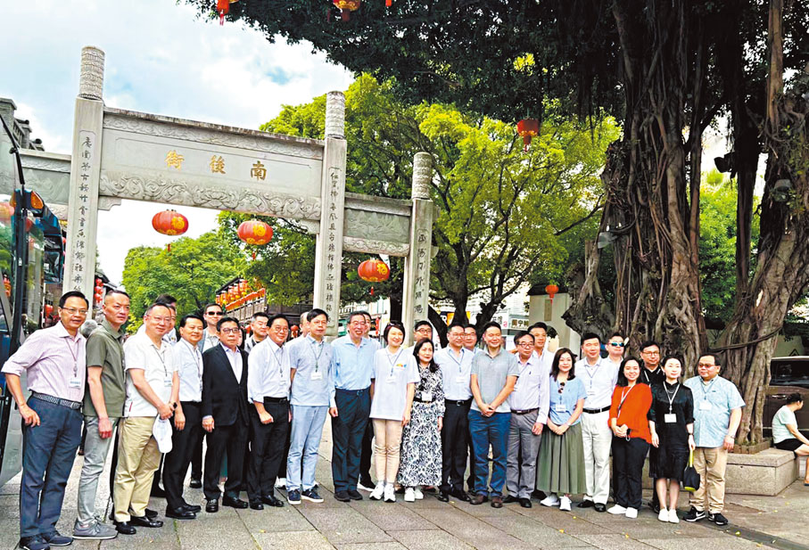 ◆立法會代表團一行昨日上午考察福州市內的古建築群三坊七巷前合影。