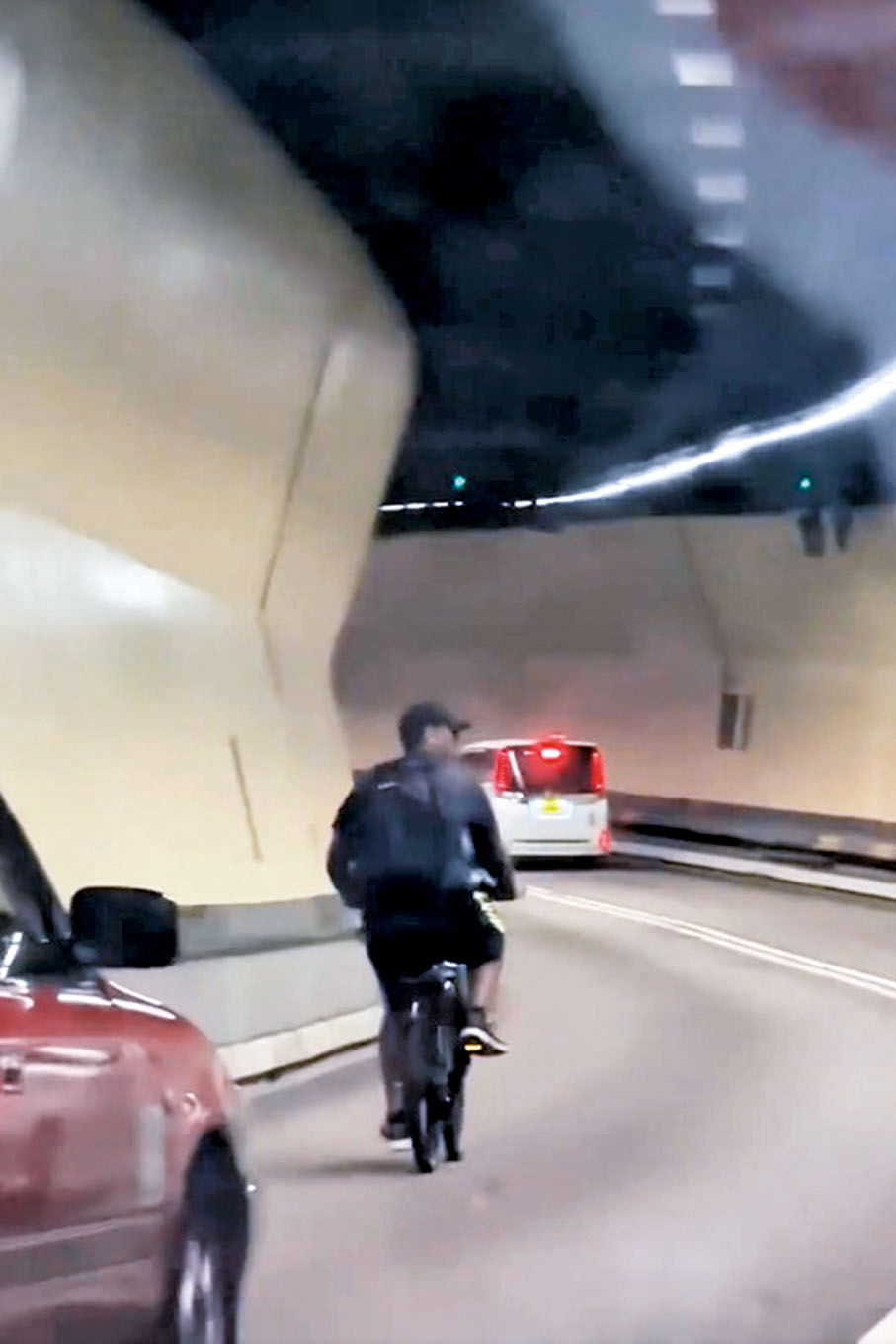 ◆南亞裔男子踩單車過紅隧。網上截圖