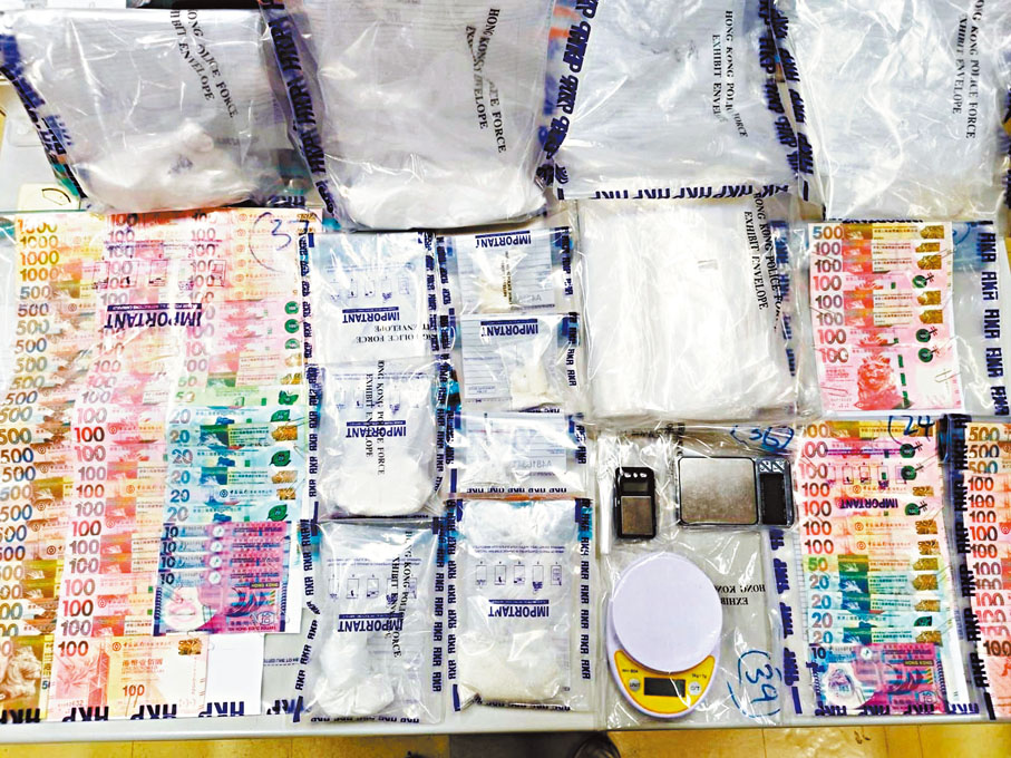 ◆警方展示在尖沙咀單位檢獲的毒品、現金及電子磅等證物。 警方圖片