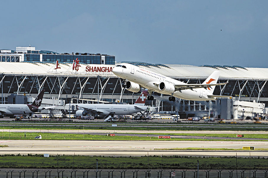 ◆ 16日，中國東航第二架國產C919大型客機從浦東機場起飛。 香港文匯報 上海傳真