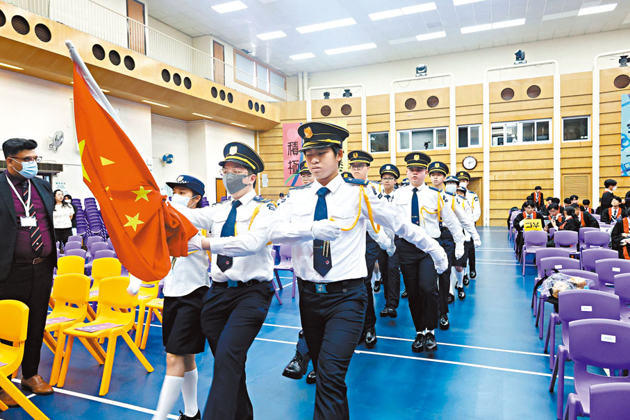 ◆創知中學升旗隊以中式步操進行升旗禮。