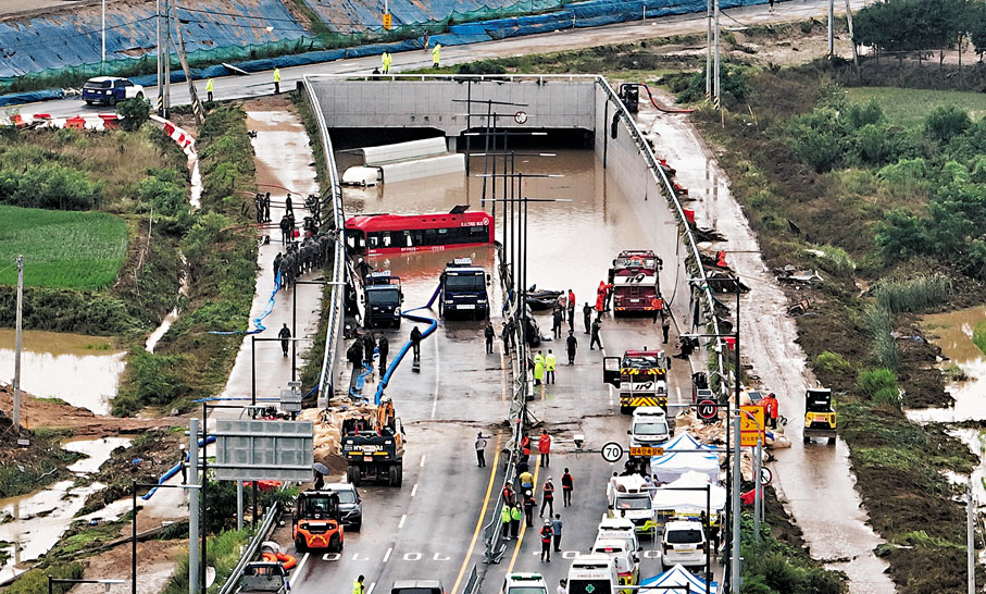 ◆「貢坪2號」地下車道被洪水淹沒，巴士嚴重損毀。 美聯社
