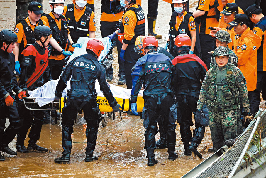 ◆ 救援人員抬出遇難者遺體。 路透社